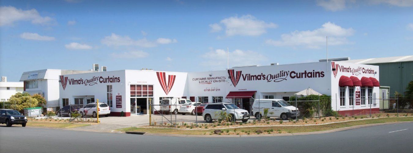 Cars-parking-in-front-of-the-store