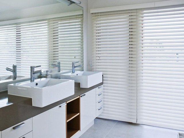 ali-venetian-curtain-comfort-room