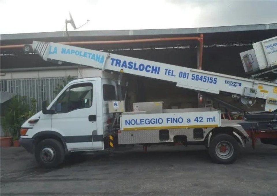mezzo con piattaforma aerea per traslochi