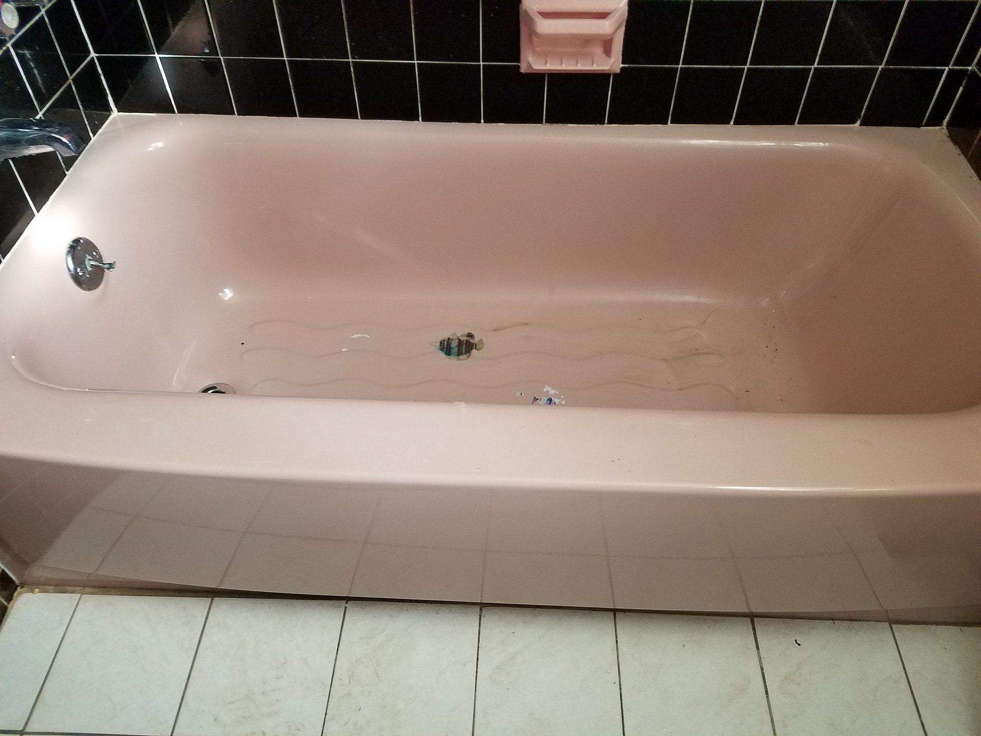 peach color bath tub before renovation