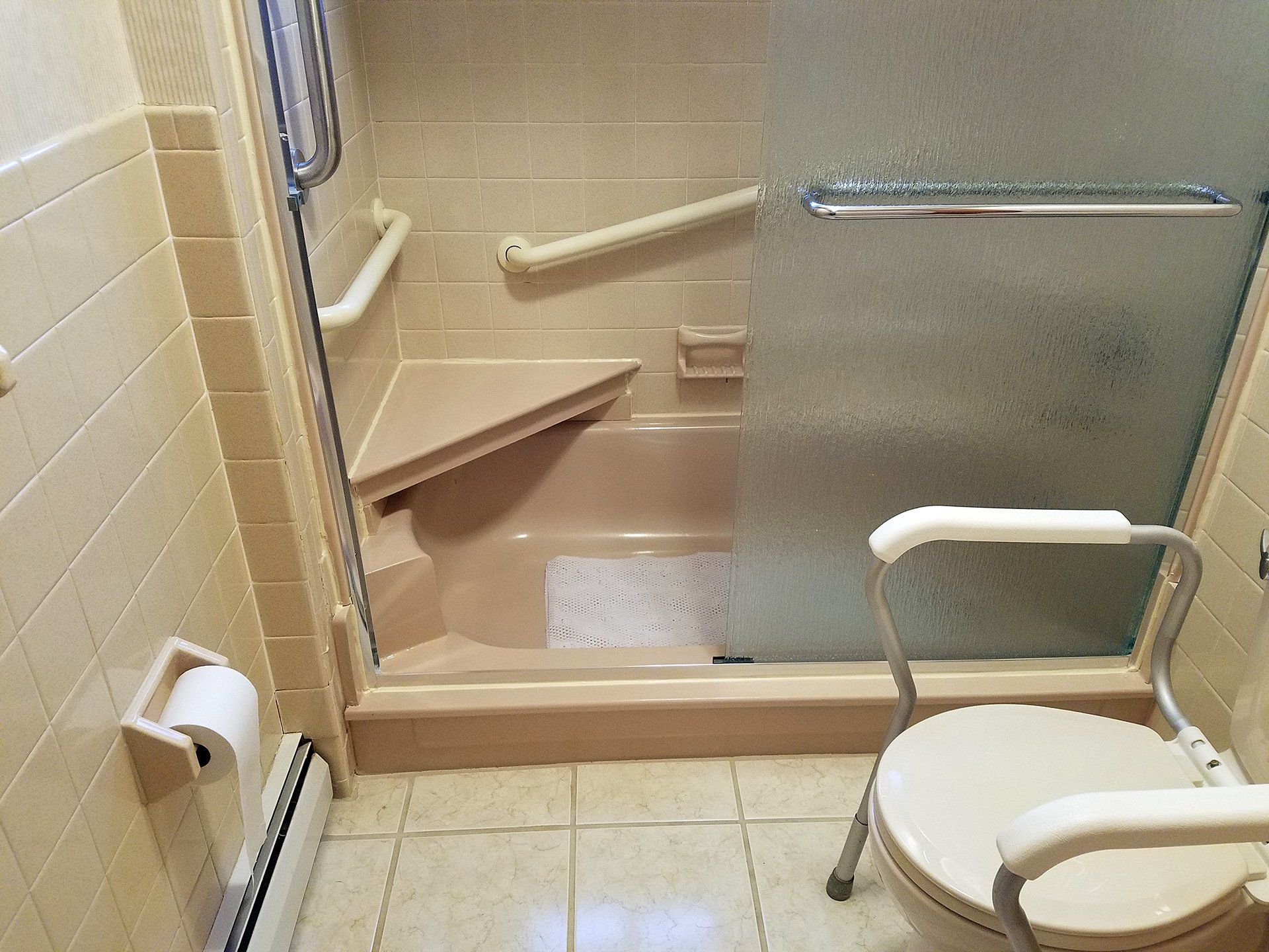 cut in the center of bath tub for safety walk