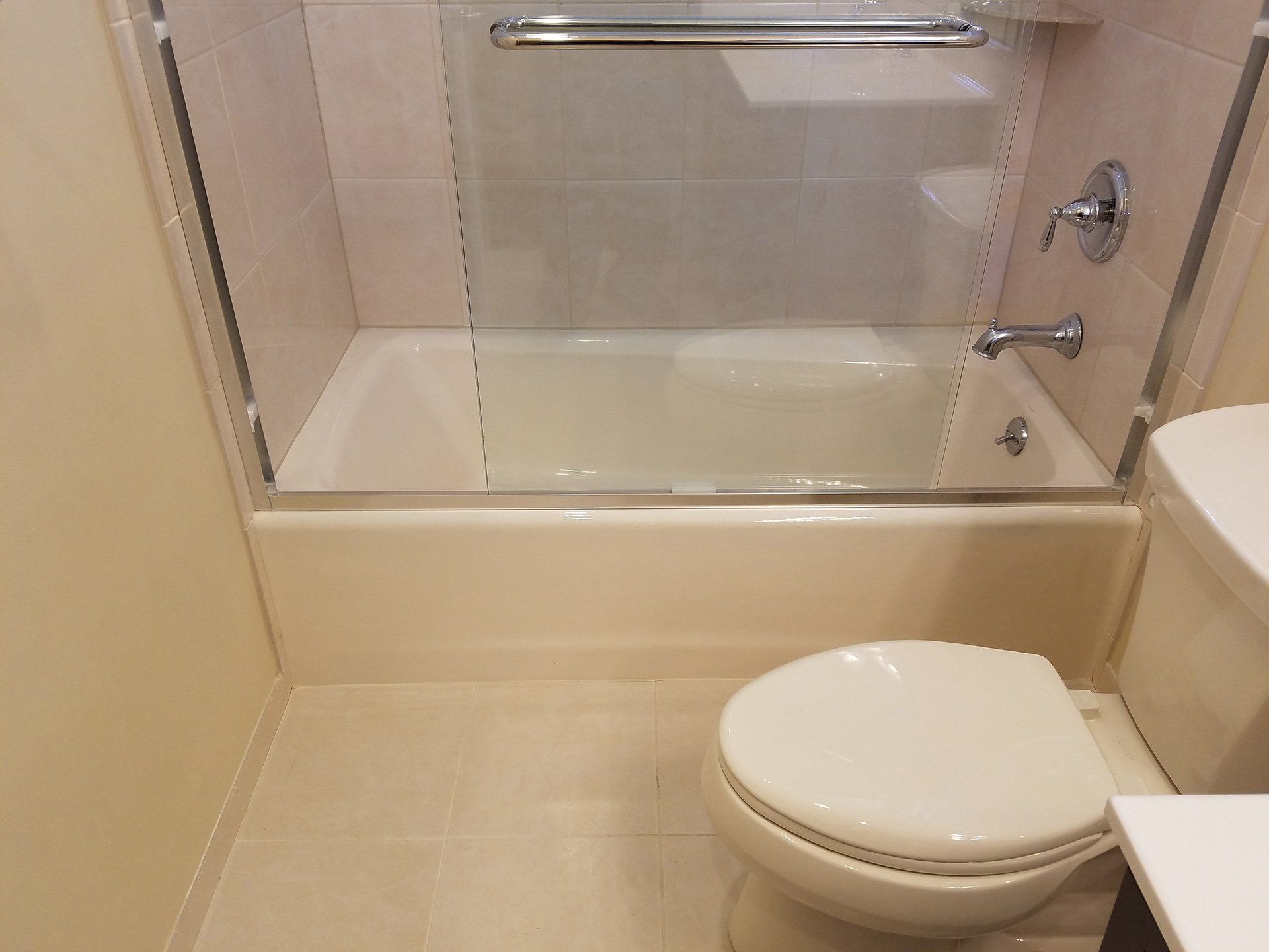 bath tube with half glass and grab supporter