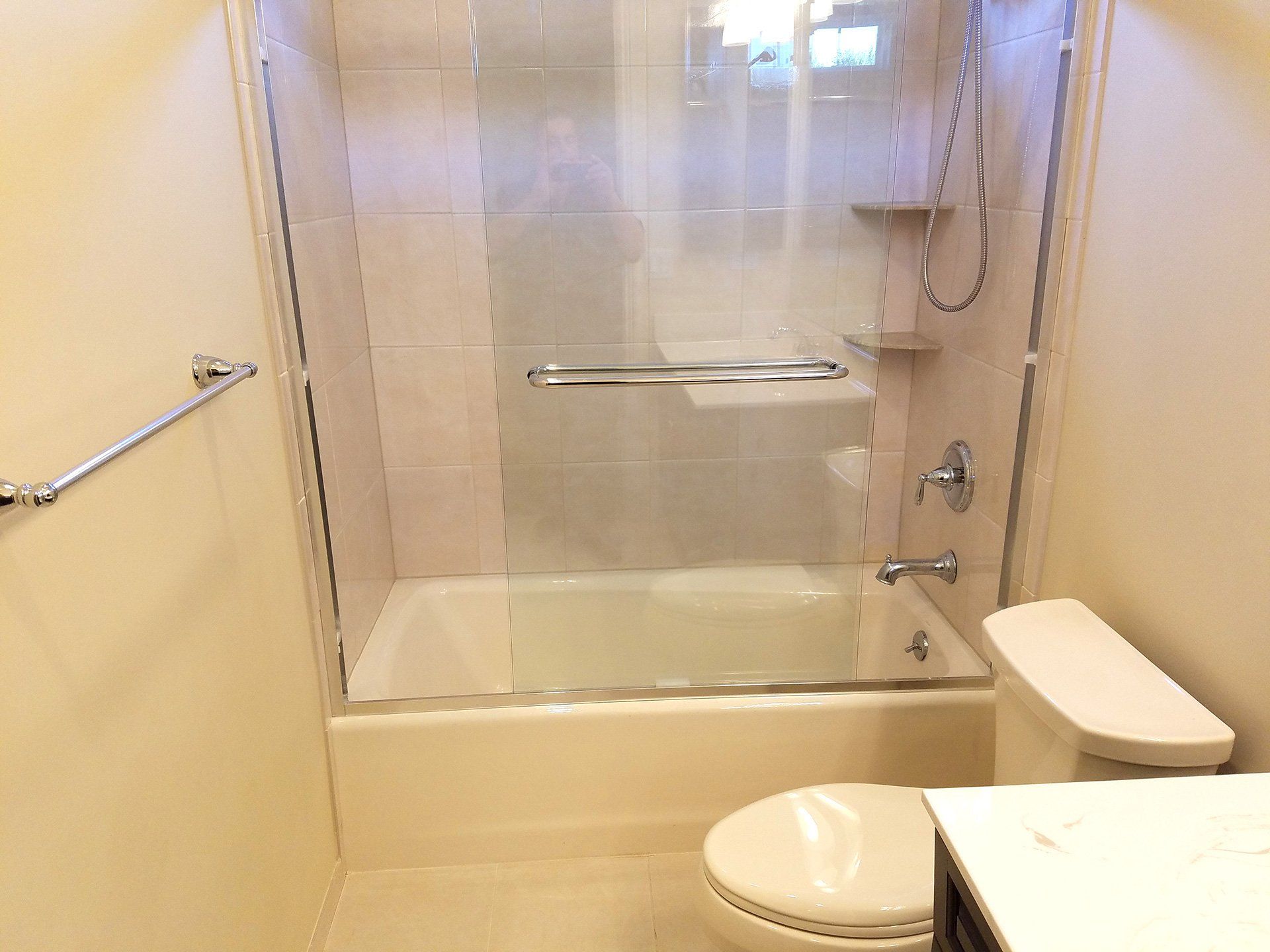 bath tub with glass door and safety grabs