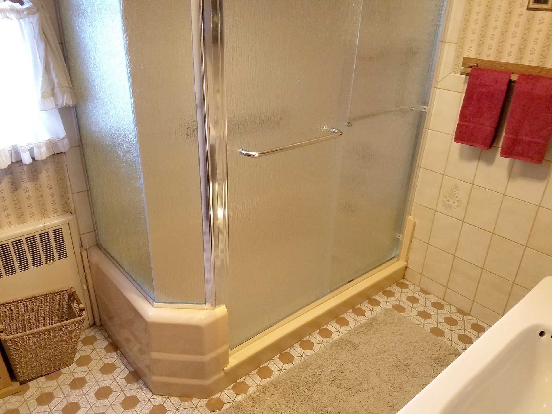 open door bath tub with glass door and safety grabs