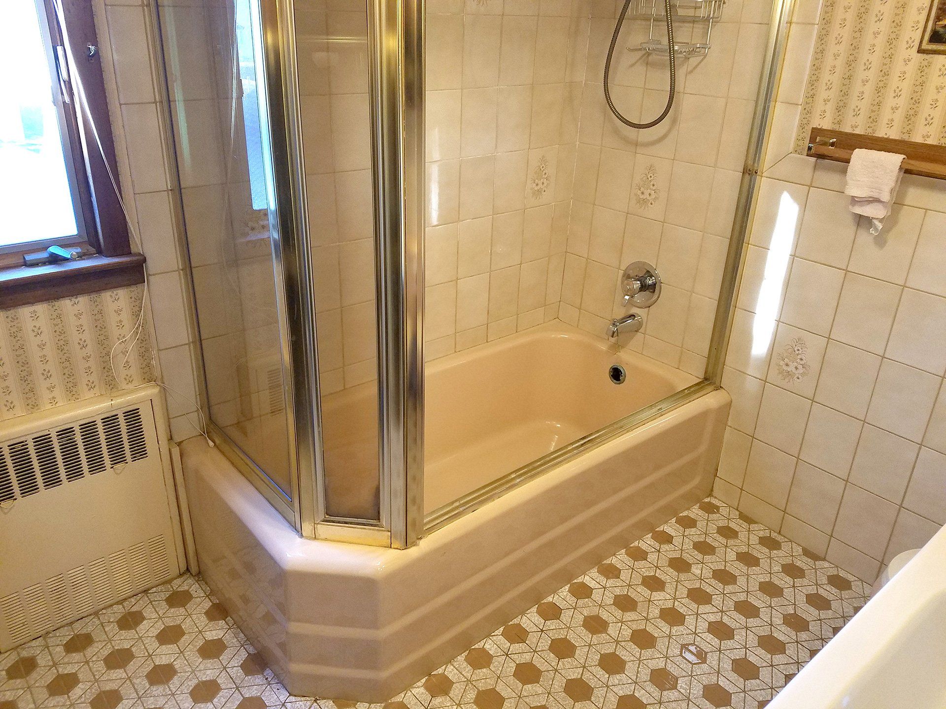 glass with bath tube