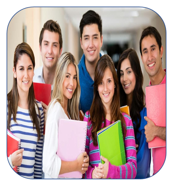 Un grupo de estudiantes sonrientes están juntos en un pasillo, sosteniendo cuadernos y libros de texto.