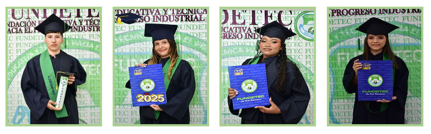 Cuatro graduados con togas y birretes académicos posan para fotografías frente a un fondo verde de marca, 