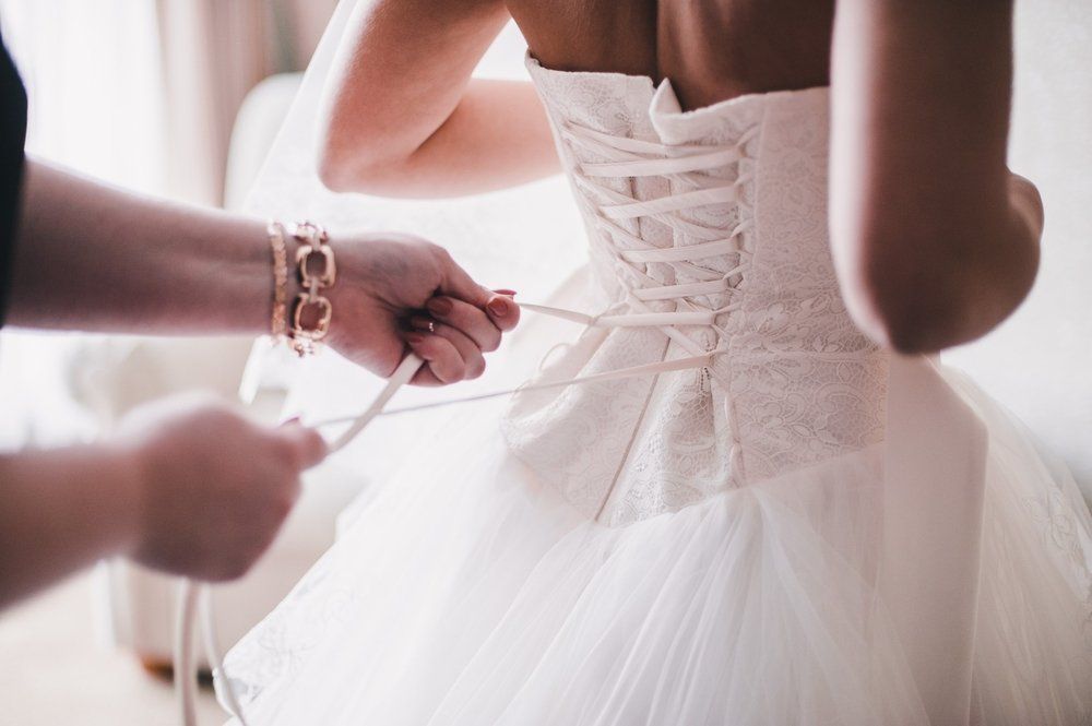 Brautkleid anziehen