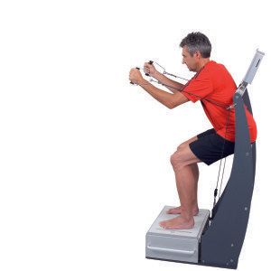 Ein Mann in einem roten Hemd sitzt auf einer Maschine.