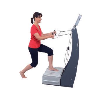 Eine Frau in einem roten Hemd benutzt eine Maschine