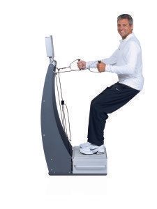 Ein Mann sitzt auf einer Maschine, die wie ein Videospiel-Controller aussieht.