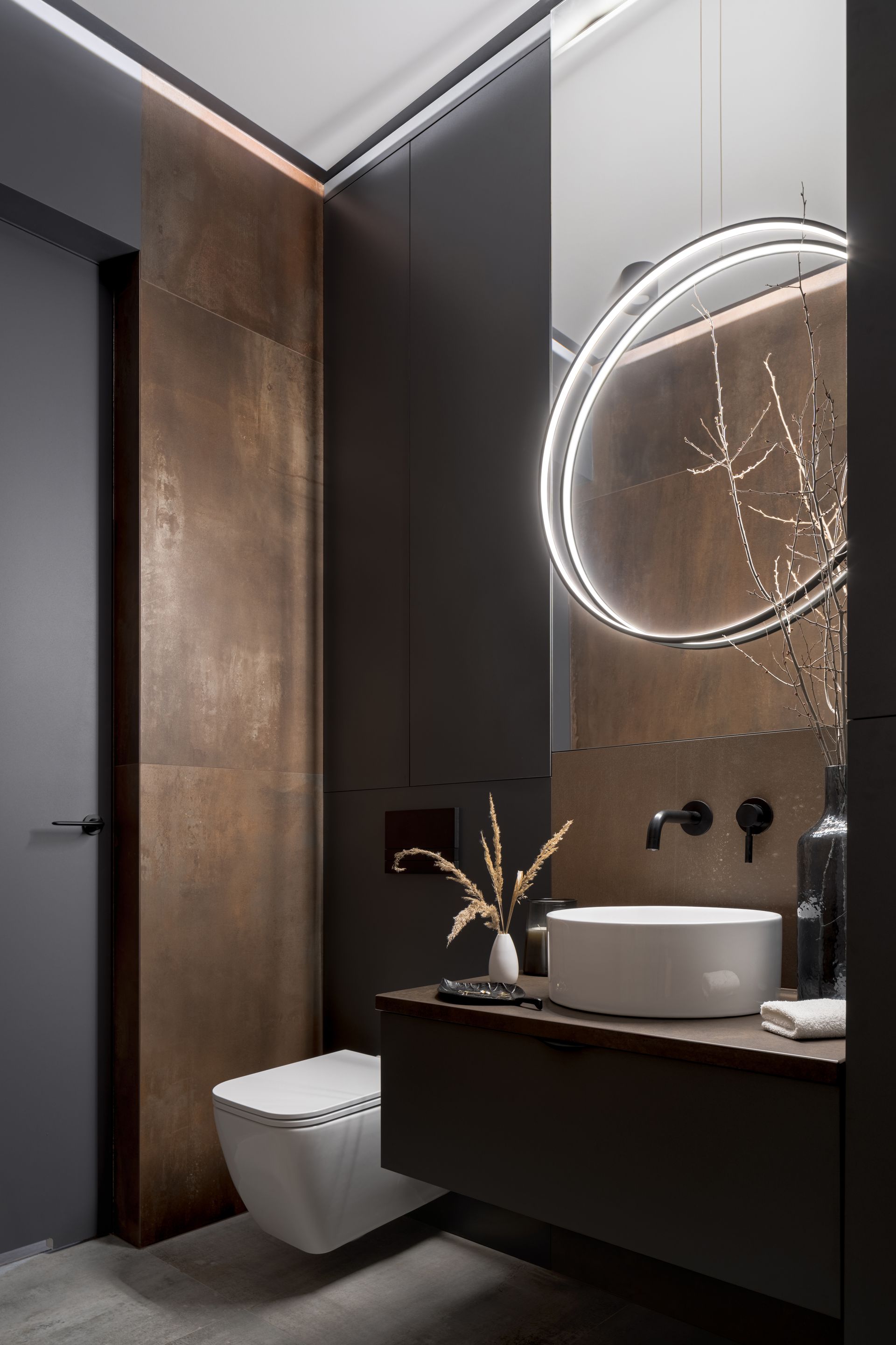 Une salle de bain avec WC, lavabo et miroir.