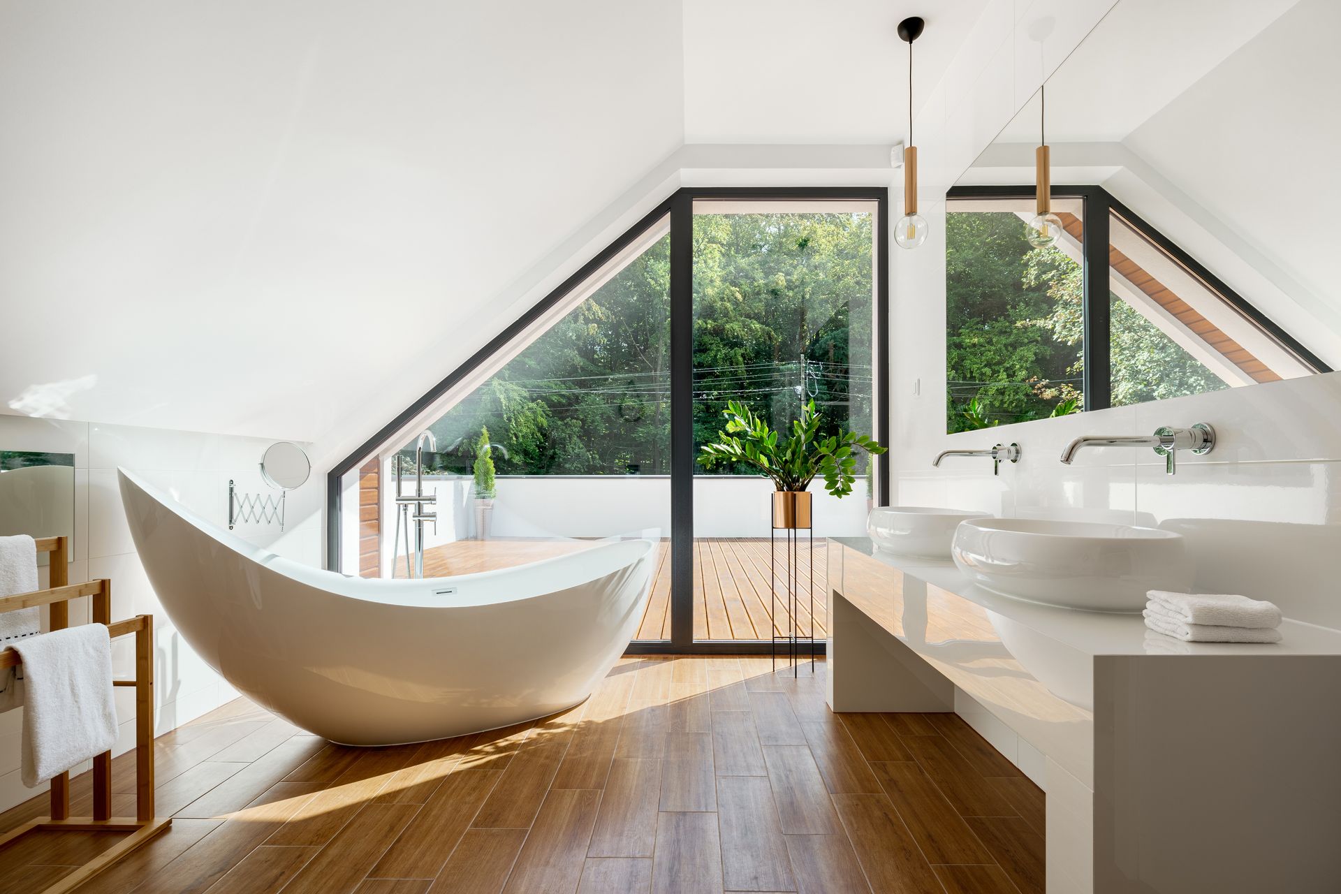Une salle de bain avec baignoire, lavabos et une grande fenêtre.