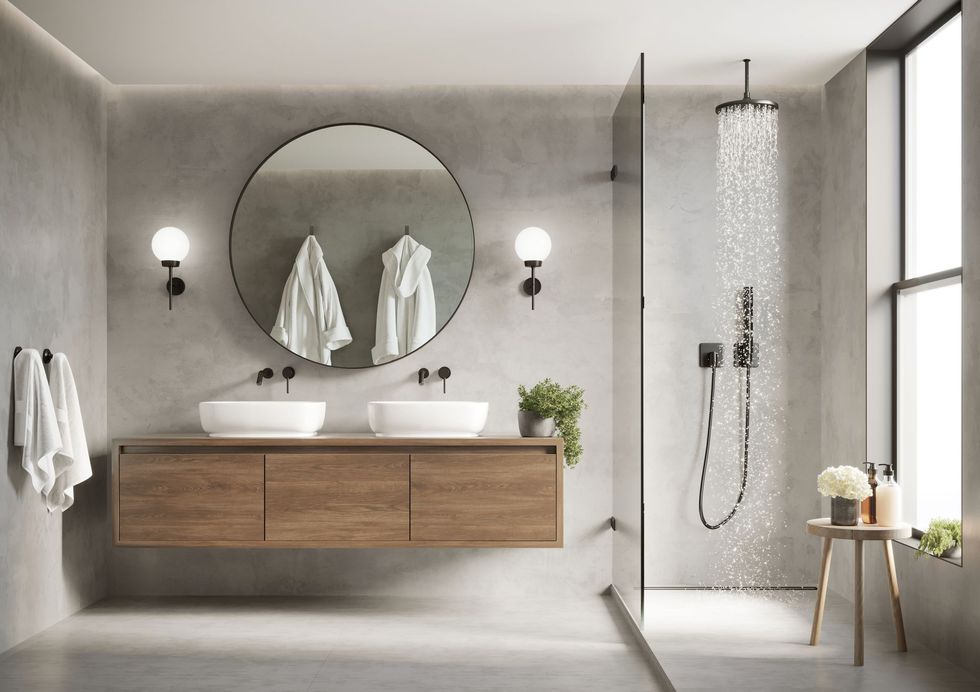 Une salle de bain avec deux vasques et une douche à l'italienne.