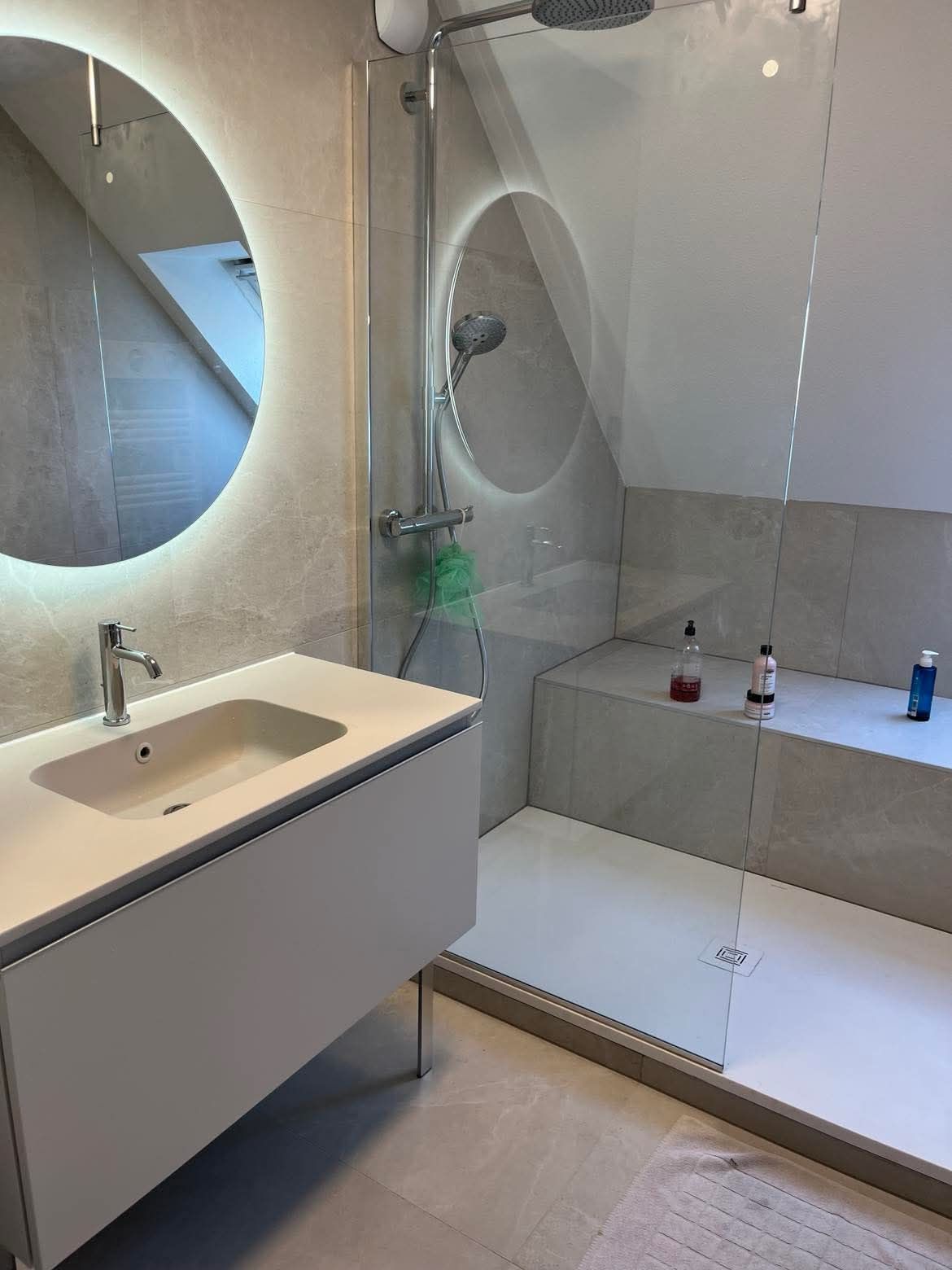 Une femme prend un bain dans une baignoire remplie de mousse.