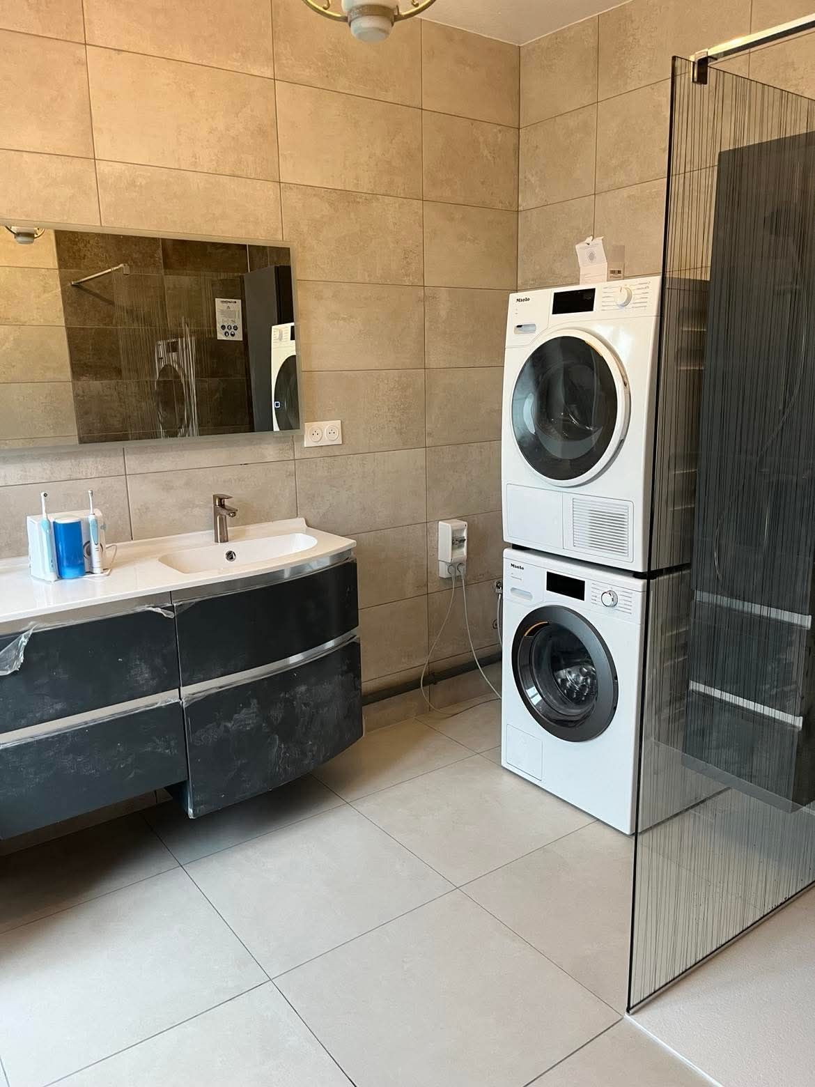 Une salle de bain avec deux lavabos et deux miroirs.