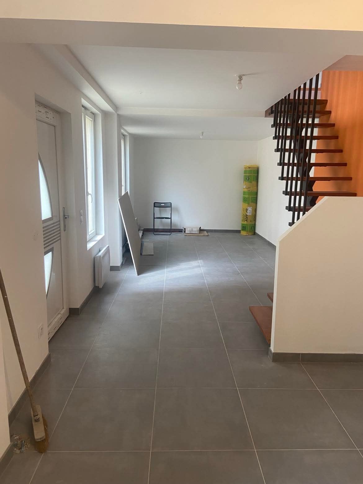 Un vaporisateur est posé sur une étagère à côté d'un livre.