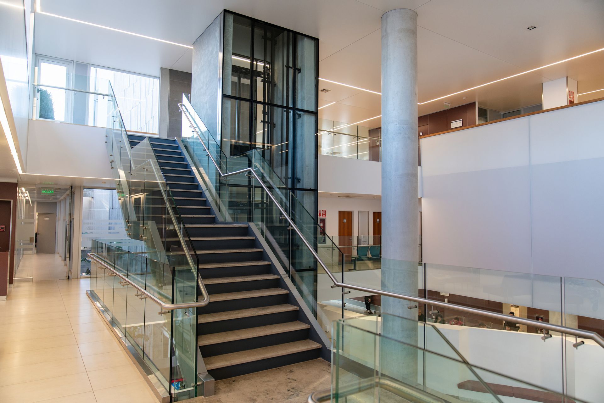 Una stanza con tavoli e sedie e un dipinto sul muro