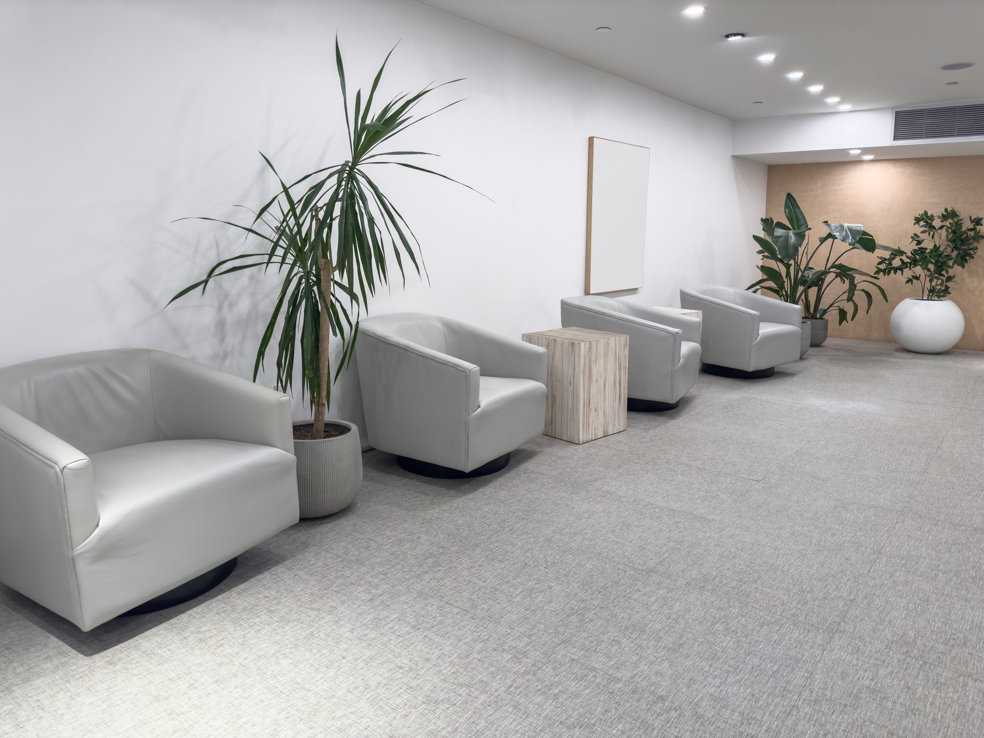 Una stanza con tavoli e sedie e un dipinto sul muro