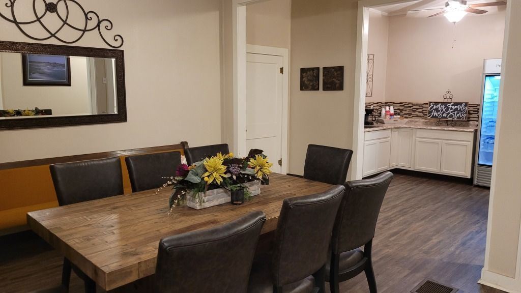 Weathersbee-Ray arrangement room