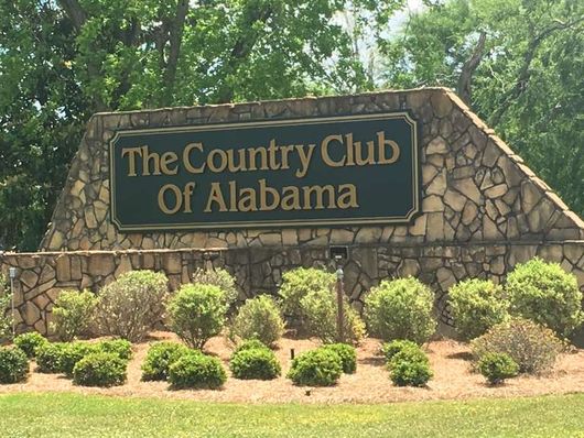 A stone sign for the country club of alabama