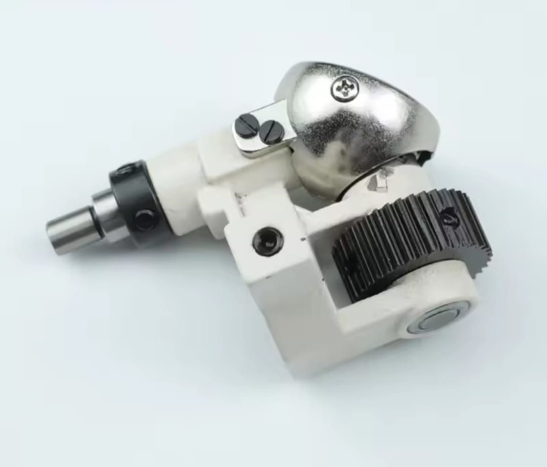 Pieza de máquina de coser en ángulo de color blanco y plata, con rueda dentada y eje.
