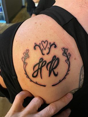 A person has a tattoo on their back that says `` i love hr ''.