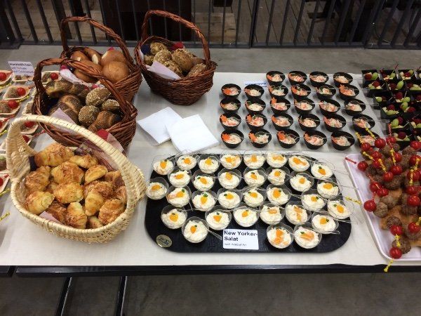 Full Service Catering für Party, Hochzeit, Geburtstag, Firmenevent mit unserer Mobilen Weinbar in Göppingen, Salach, Aalen und Umgebung zum Mieten und Feiern