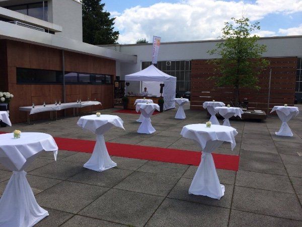 Feste mit der Mobilen Weinbar in Aalen, Göppingen, Stuttgart, Salach feiern. Ihre Miet-Bar mit Wein und Champagner