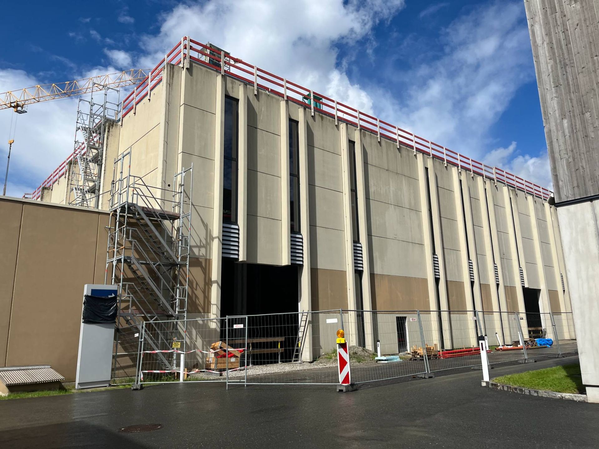 Ein großes Gebäude im Bau mit Gerüsten drumherum