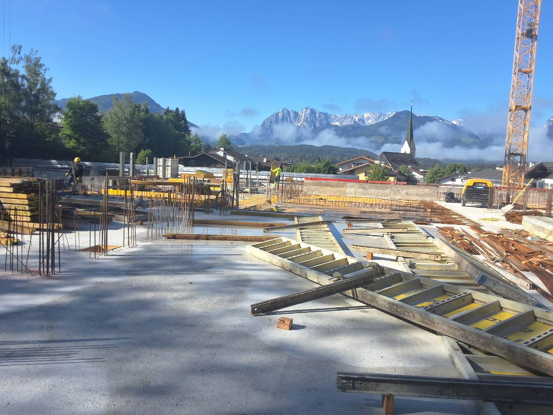 Eine große Baustelle mit einem Kran im Hintergrund.