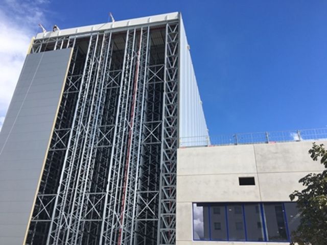 Ein im Bau befindliches Gebäude mit einem blauen Himmel im Hintergrund