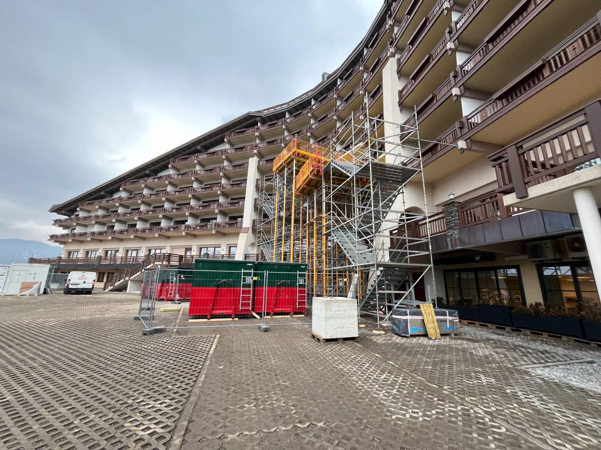 Ein großes im Bau befindliches Gebäude mit Treppen und Gerüst davor.