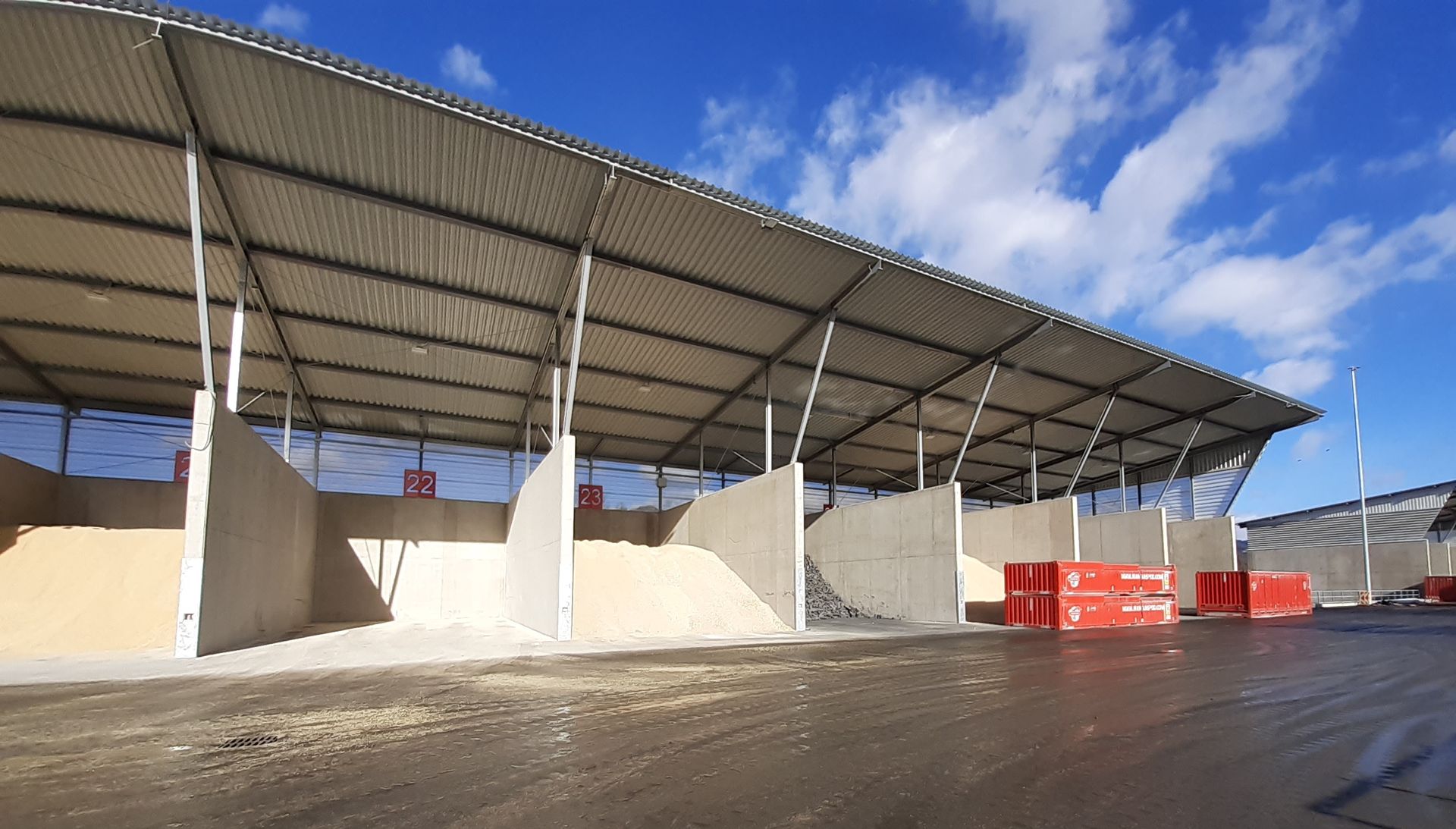 Ein großes Gebäude mit einem Dach, das mit einer Plane bedeckt ist.