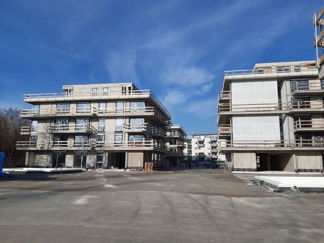 Eine Reihe von Mehrfamilienhäusern im Bau an einem sonnigen Tag