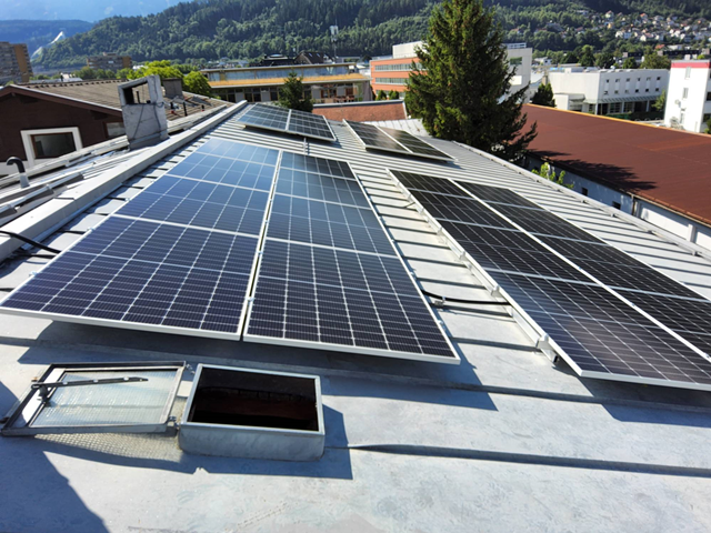 Ein Dach mit vielen Sonnenkollektoren darauf