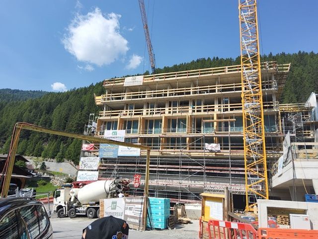 Ein großes Gebäude im Bau mit einem Kran im Hintergrund