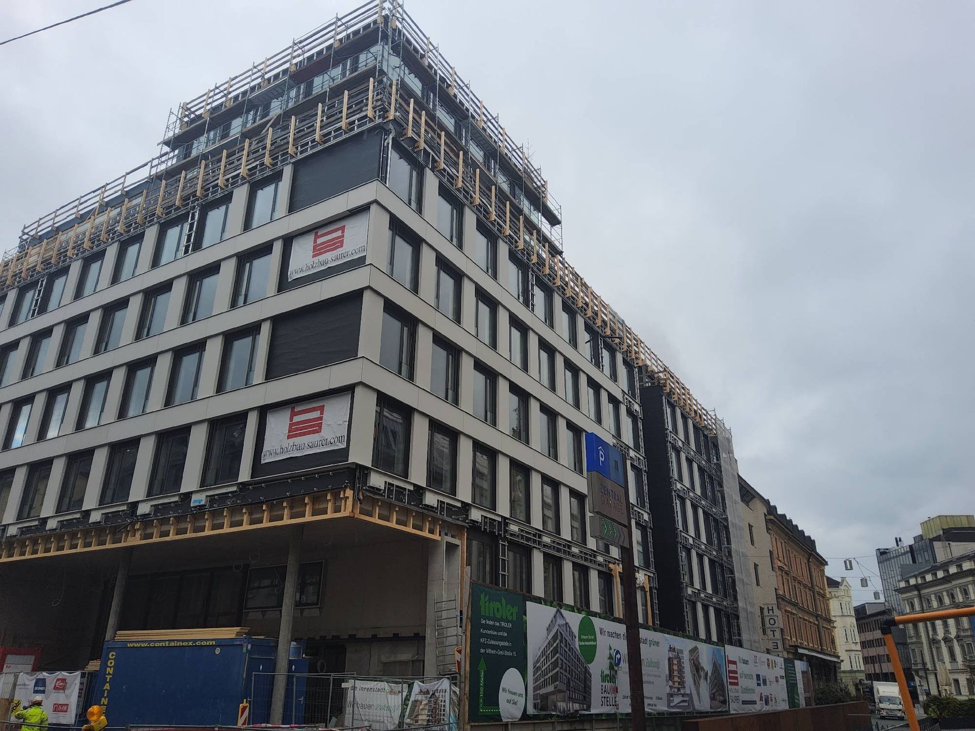 Es ist ein großes Gebäude mit vielen Fenstern im Bau.