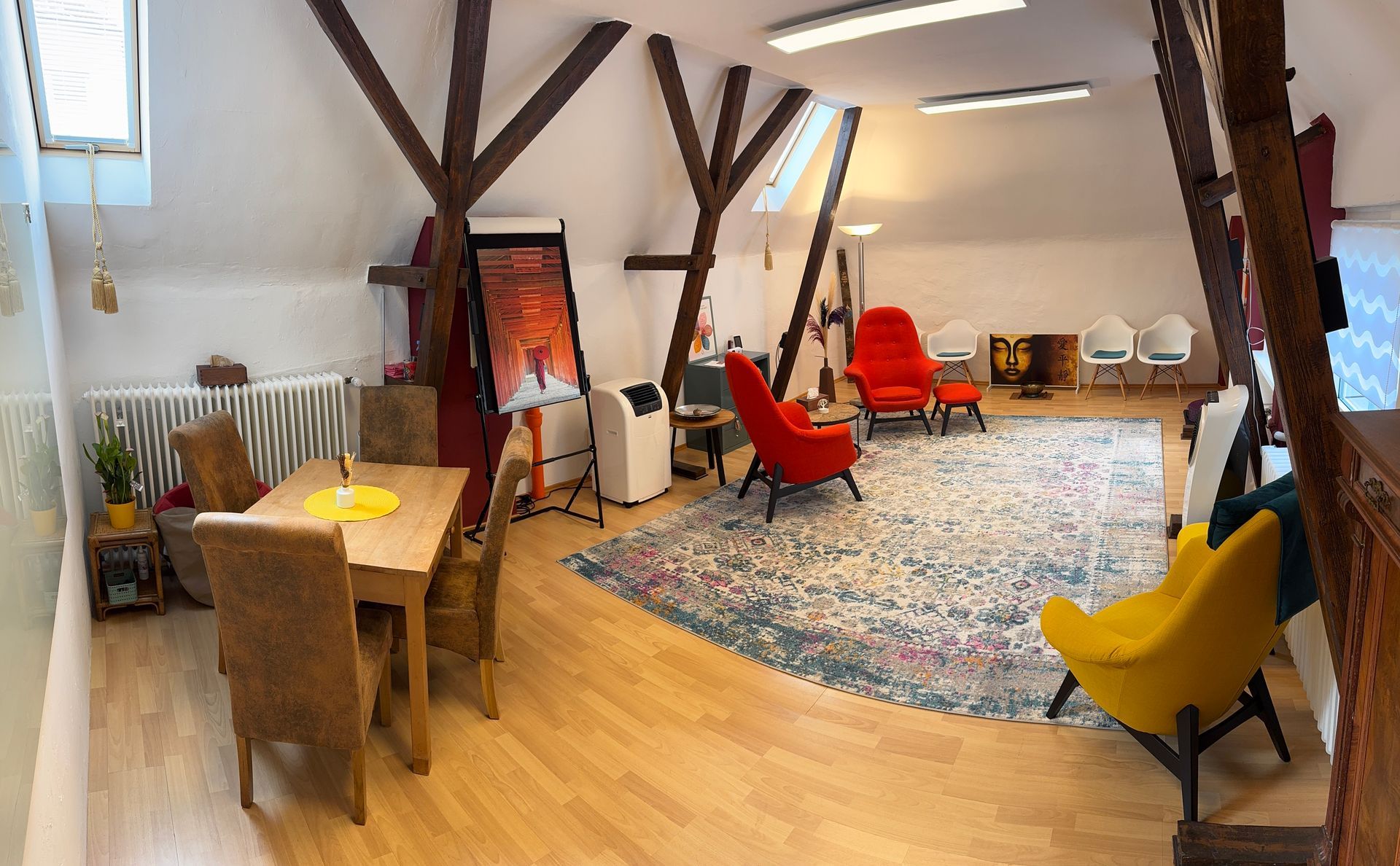 Kurs-/Praxisraum für Klarheit, Ruhe und gemeinsames Arbeiten – in Essen flexibel nutzbar für Kurse, Kleingruppen und Einzeltermine, Ursula Höhl Coachingkurse