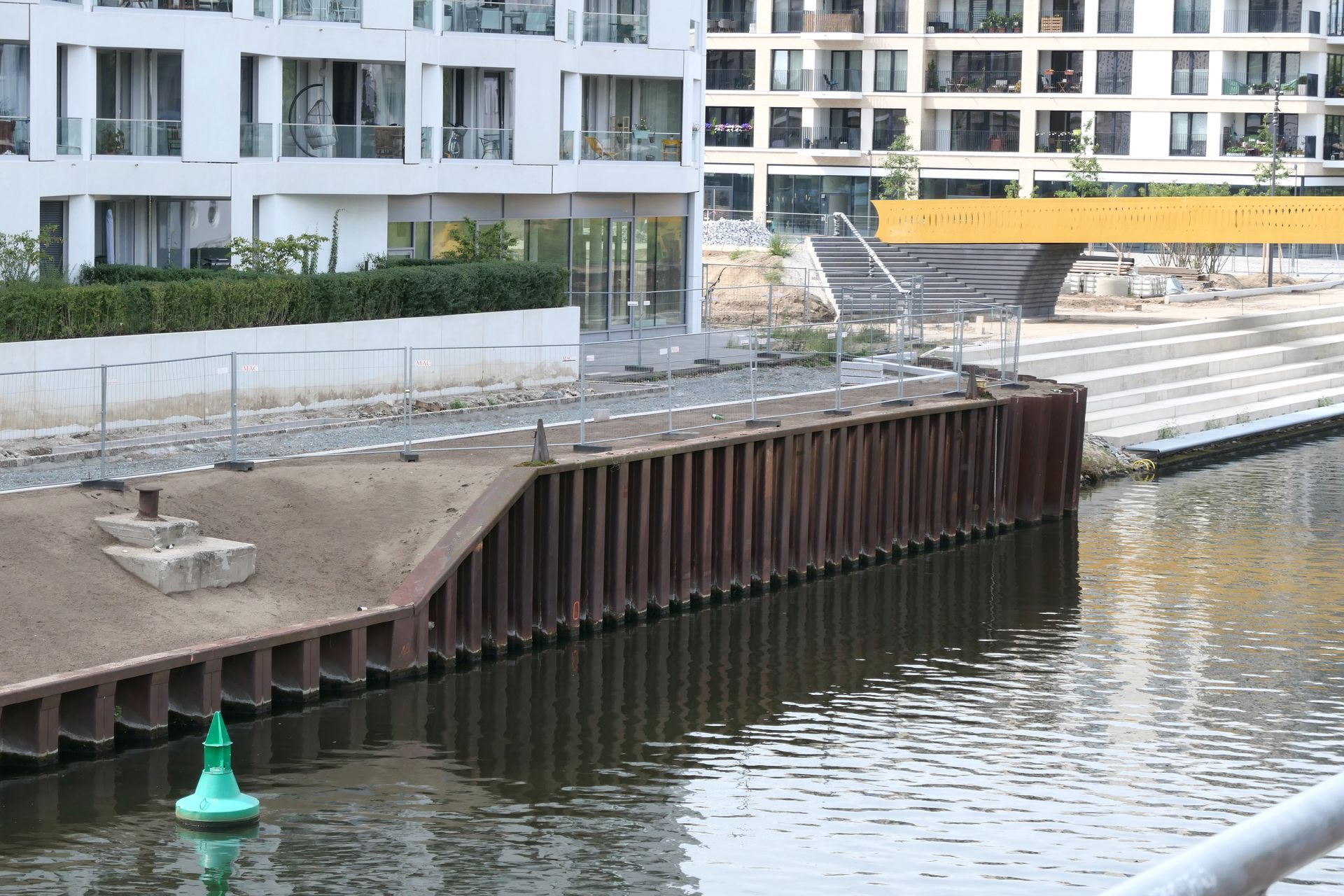 Eine kale Spundwand am Spandauer Schifffahrtskanal in der Europa City in Berlin.
