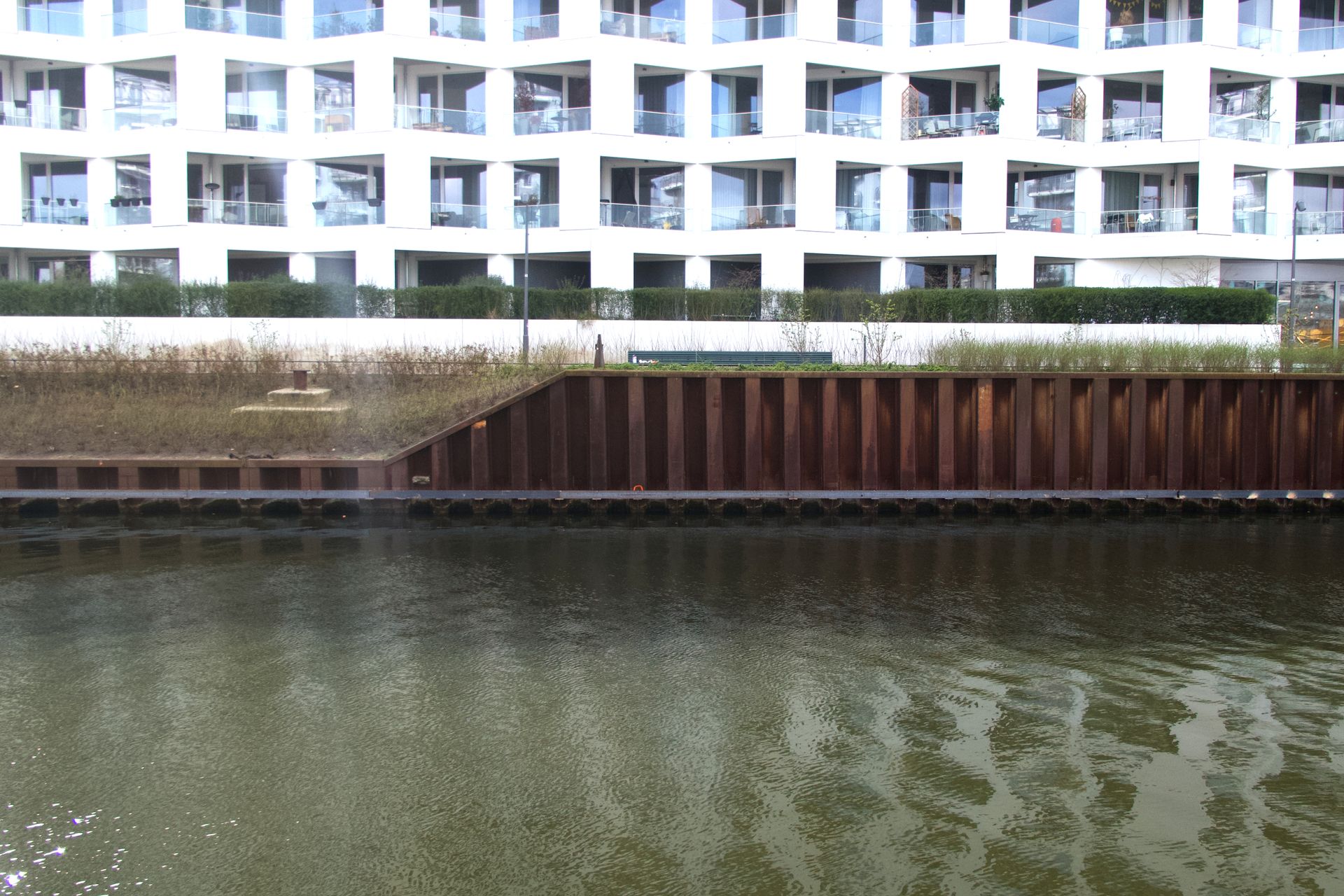 Eine  Spundwand im Spandauer Schifffahrtskanal. Mit installiertem Träger für die Vertical Wetlands. 