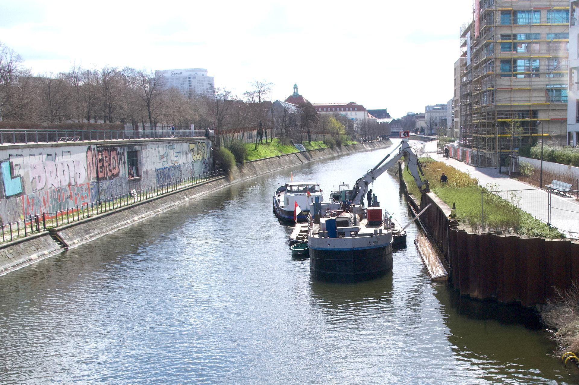 Ein Schiff mit Kran hängt die fertig bepflanzten Module der Vertikal Wetlands an der Schiene ein. 