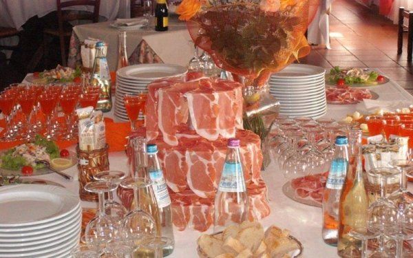Buffet con pane e prosciutto crudo
