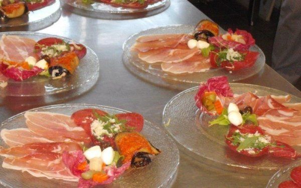 Piatti di prosciutto crudo e verdure