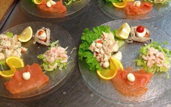 Insalata di frutti di mare e salmone affumicato