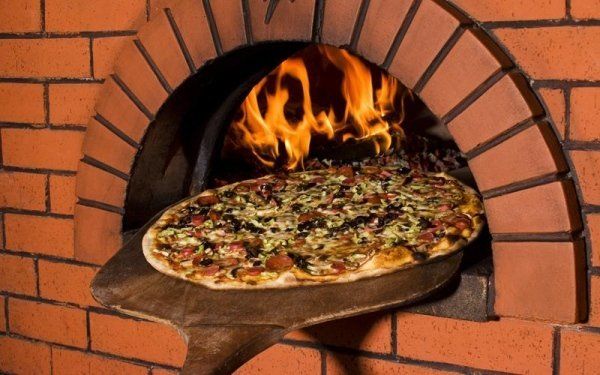 pizza cotta in forno a legna