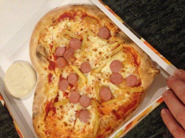 Pizza con wurstel e patate fritte