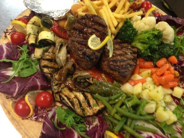 Carne alla griglia su letto di verdure