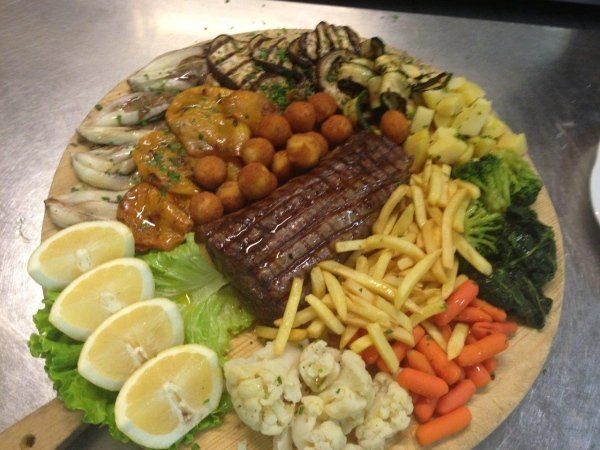 Carne con verdure e patate fritte