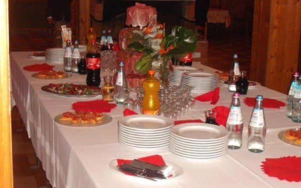 tavola imbandita per un rinfresco